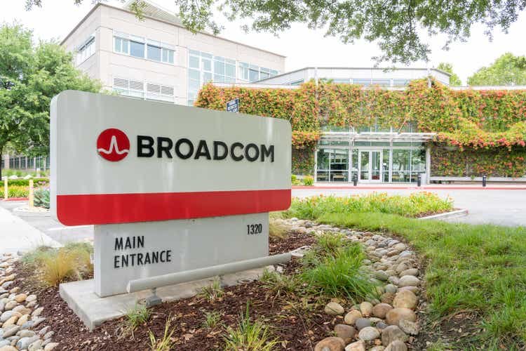 Broadcom isn’t currently evaluating Intel takeover offer – Bloomberg (NASDAQ:INTC)