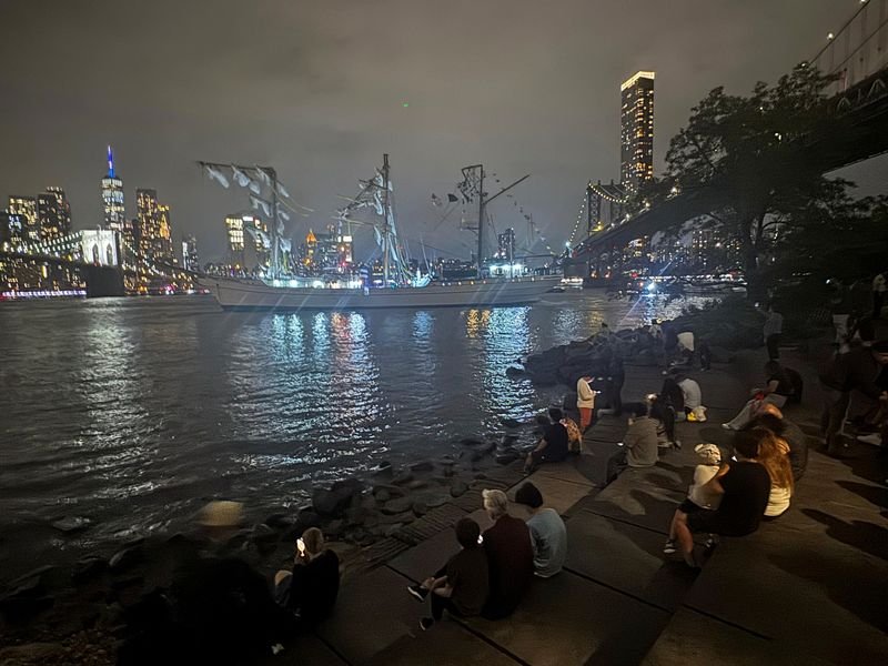 Mexican Navy sailing ship crashes into Brooklyn Bridge, 19 injured