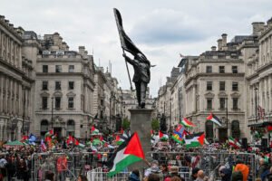 Tens of thousands march in London in separate immigration, pro‑Palestinian protests
