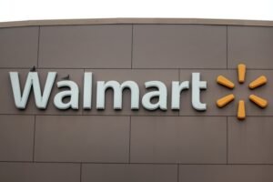 Walmart pulls lettuce items amid cyclosporiasis-linked recalls