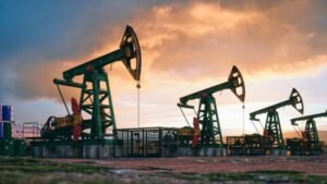 Diamondback leads broad losses in energy stocks alongside falling crude prices (FANG:NASDAQ)